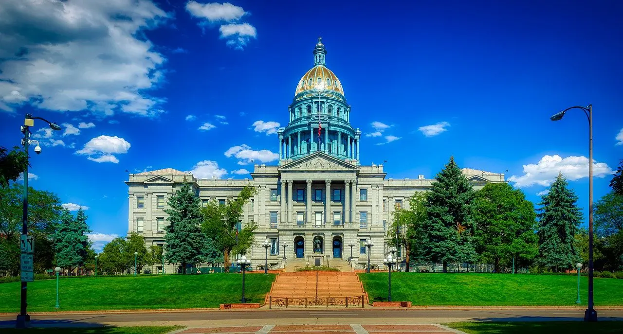 Front view of the Colorado State Capitol building and lawn.